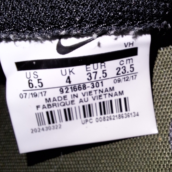 A pair of Nike tanjun racers. They are womens size 6.5. EUC - Picture 6 of 13